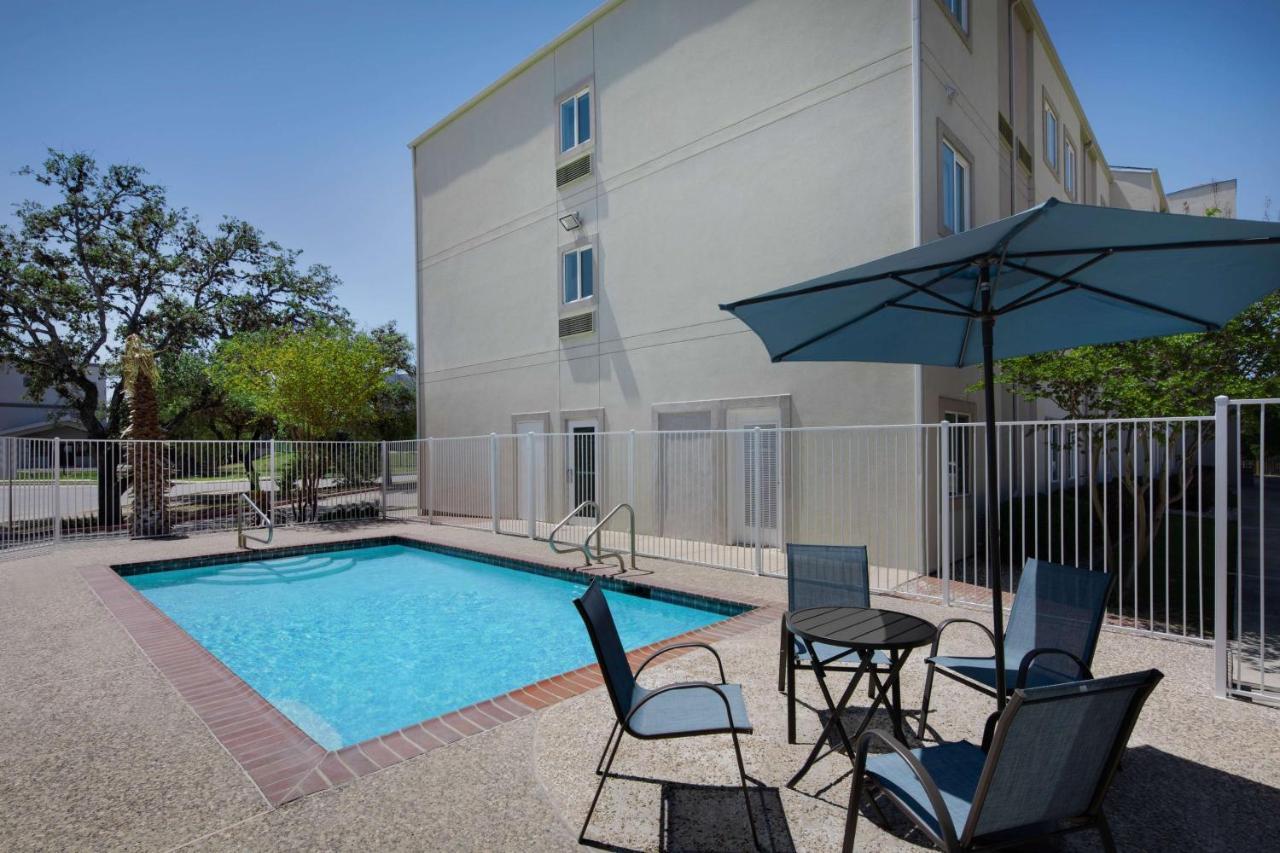 Baymont By Wyndham San Antonio Airport Hotel Buitenkant foto