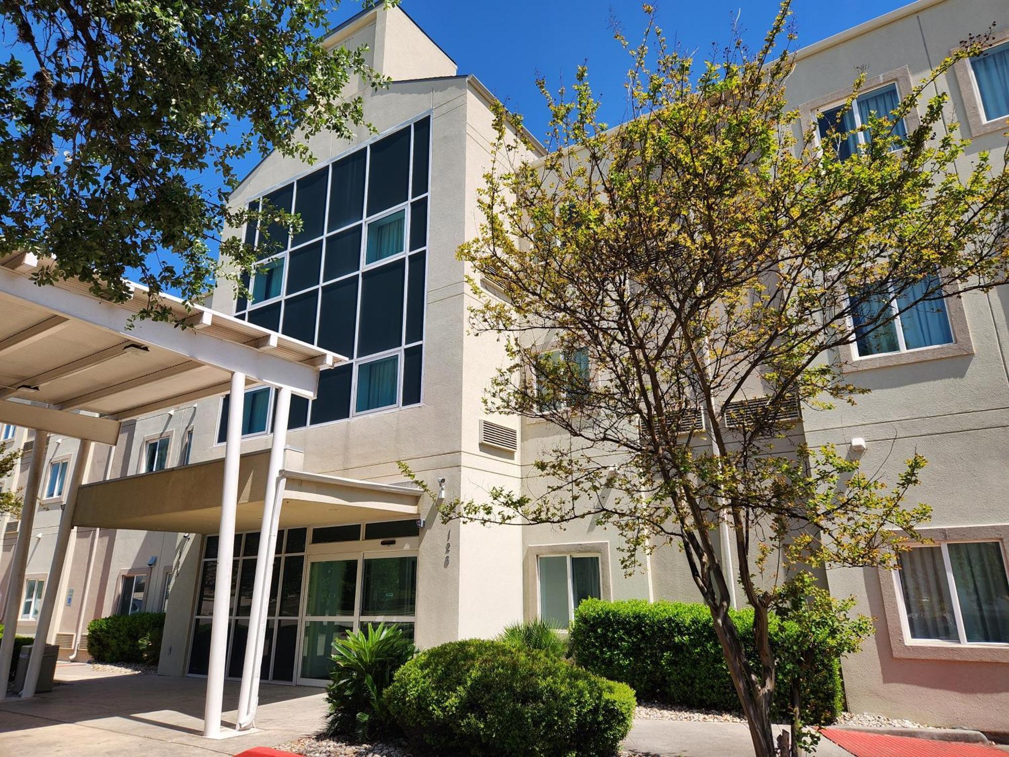Baymont By Wyndham San Antonio Airport Hotel Buitenkant foto