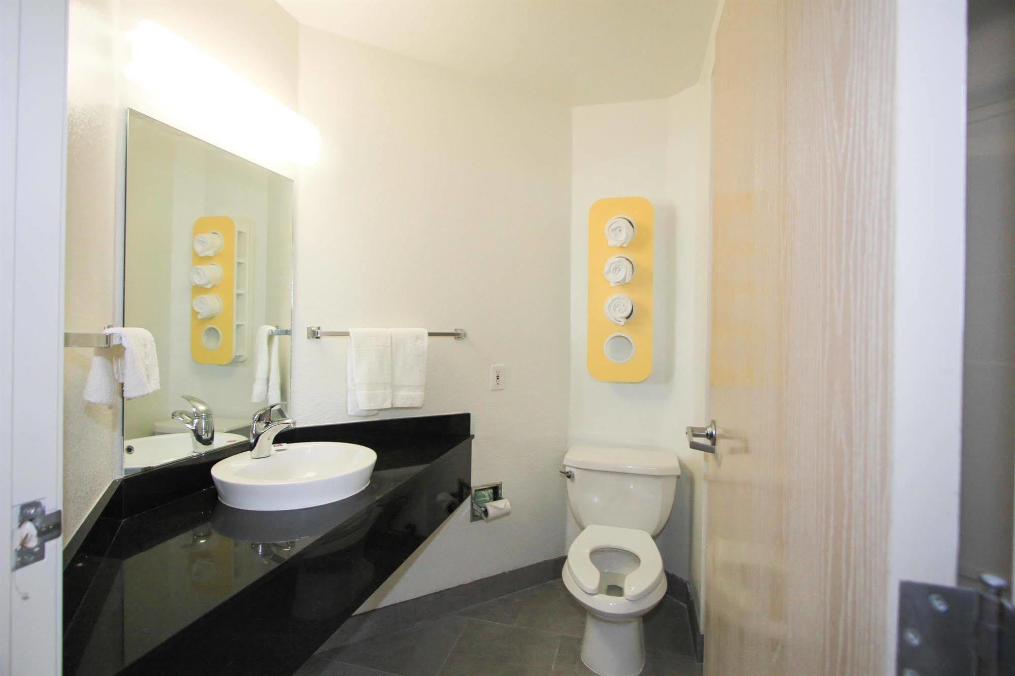 Baymont By Wyndham San Antonio Airport Hotel Buitenkant foto